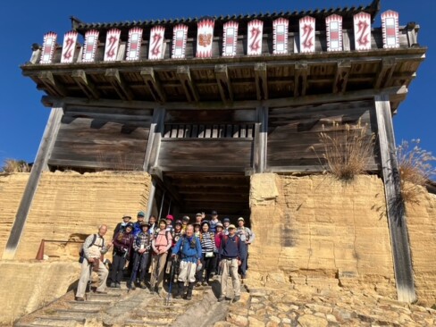 西門の正面で記念撮影。総勢19人!!