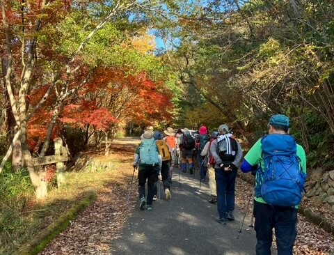 青空と紅葉の中を歩いて行きます。