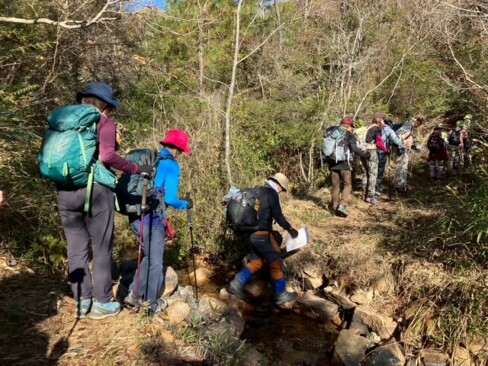 徒渉も・・・滑らないように気をつけて。