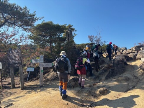 鬼城山のピークを目指して、さらに進みます。空はどこまでも青い・・・