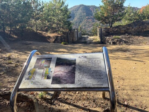 北門に到着。「北門にきたもん」「そうじゃ、そうじゃ」