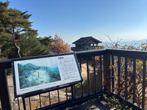 角楼跡から西門が見えます。