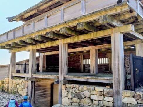 間口12mの場内で最大規模の西門。