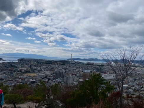 赤穂の町並みの向こうに、瀬戸内海が広がっています。
