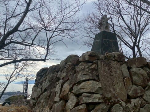 雄鷹台山にある赤穂小学校の登山記念碑。