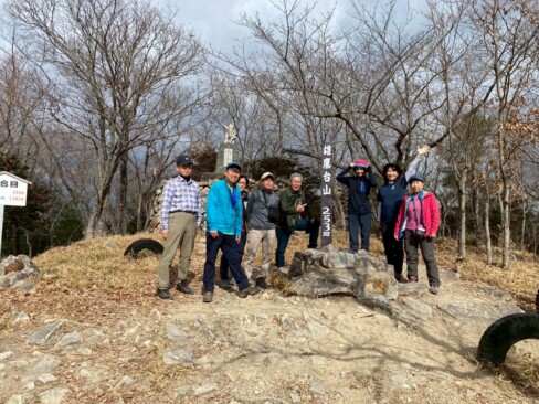 歩き始めて35分ほどで雄鷹台山山頂到着。