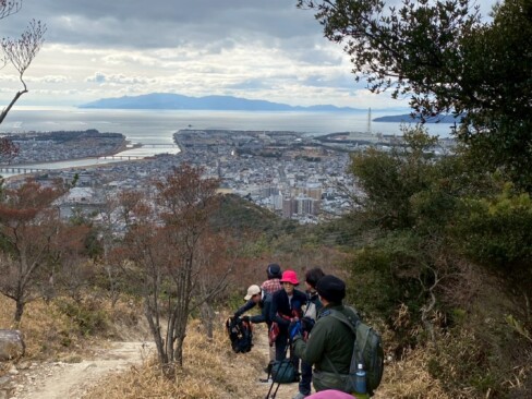 瀬戸内海を見下ろしながら休憩します。