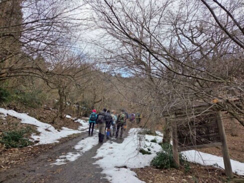 所々に雪が残っていますが、石仏を楽しみに歩きます。