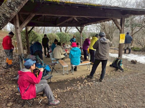 東屋で、わいわい賑やかにランチタイム。