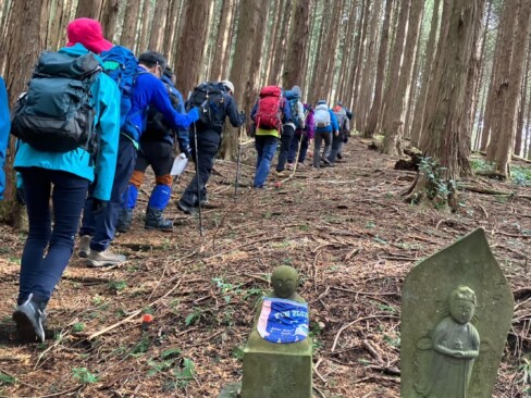 所々に石仏があって、見守ってくれています。