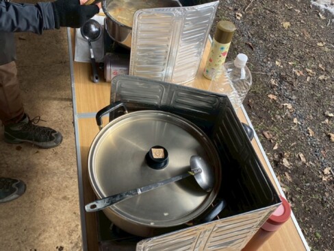 お鍋の中では、豚汁がグツグツ