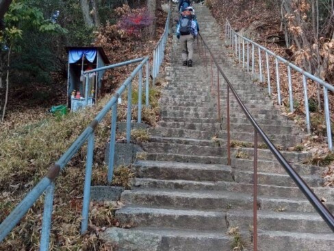 最初は階段ですかーーー頑張れ!!