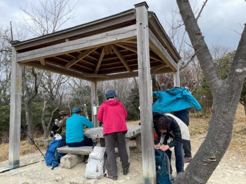 東屋でランチタイム