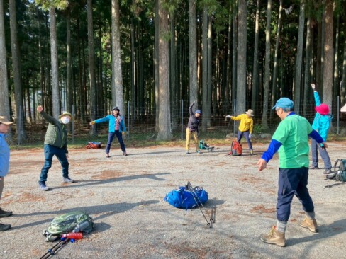ラジオ体操で体の準備をします。