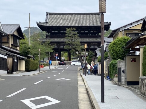 仁和寺駅からまっすぐ正面に荘厳な仁王門を見ることができます。