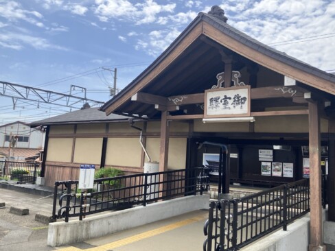仁和寺の最寄りの京福電鉄北野線御室仁和寺駅。
レトロ感漂う駅舎です。