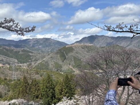 おーーー、お向かいの竹田城跡がバッチリ。