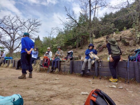 第一展望台(標高約420m)で:昼食休憩。向かいには、もちろん竹田城