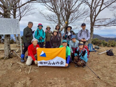 金山城趾で記念撮影。今日の参加は11人。