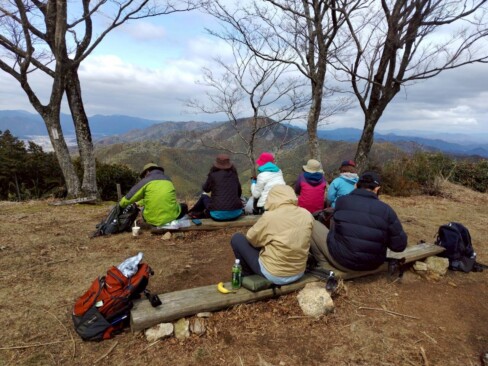 山頂は展望がいいですけど、今日は風が冷たくて(>o<)