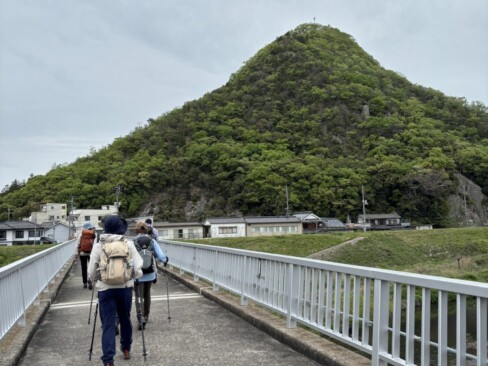 あの三角のお山「和気富士」を目指します。