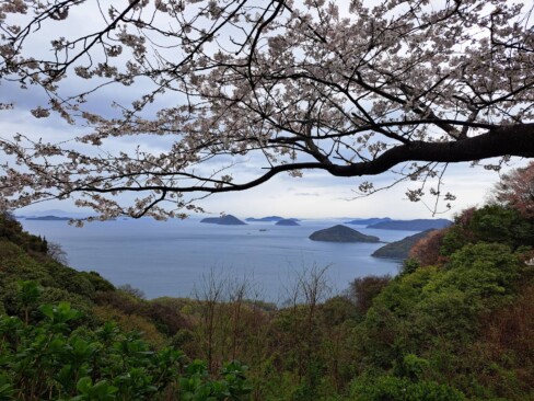 瀬戸内海に浮かぶ島々がまるで一幅の水彩画の様です。