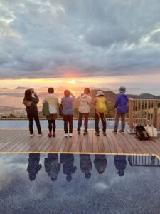 夕焼けの美しさにうっとりのメンバー達