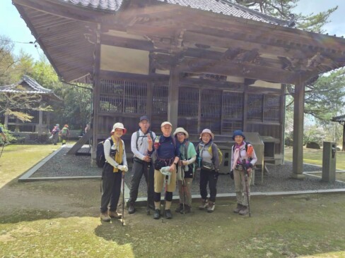 山頂近く両面薬師堂にて