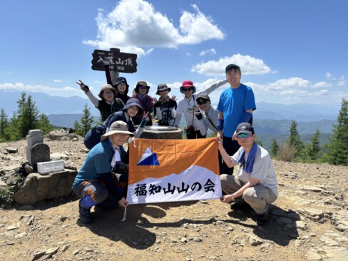 ゆっくり歩いても1時間10分ほどで入笠山山頂に到着。標高1955m