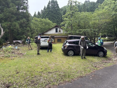ログカフェ近くの空き地に車を置かせていただきました。