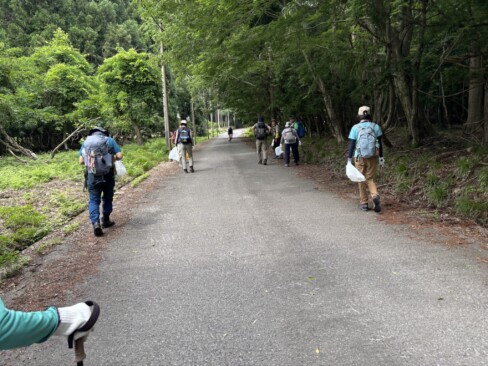 鬼嶽稲荷神社までは舗装路歩きです。