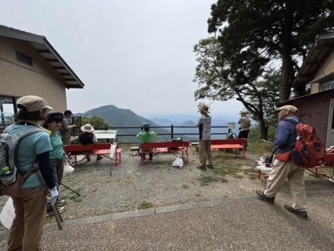 雲海スポットで休憩。山並みがきれいに見えました。