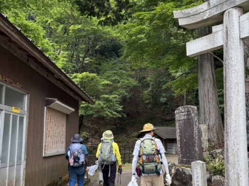 いよいよ登山道に入っていきますよーーー。