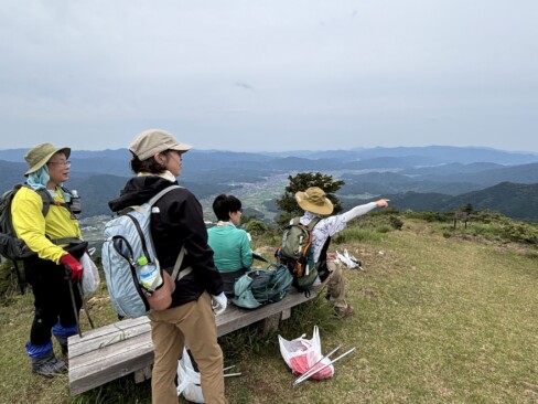 鳩ケ峰で休憩中。海も山もよく見えますね。