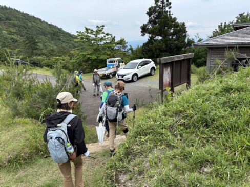 全員無事に、鍋塚との鞍部にある駐車場に到着。