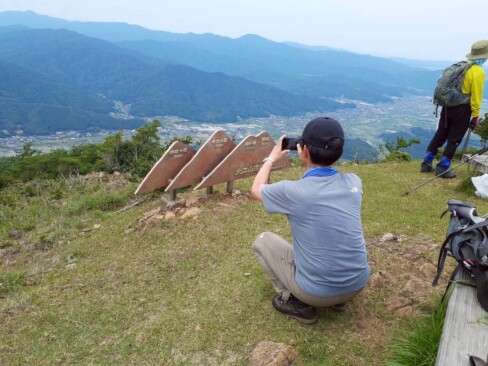 記念に写真を撮る人を撮る