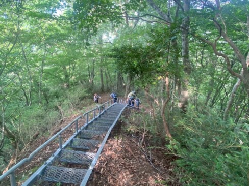 このはしごを過ぎれば、西峰は近い。ファイトーーー