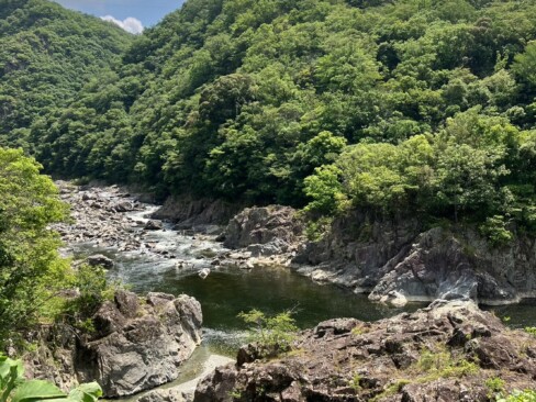 武庫川渓谷の岩々が見えてきました。