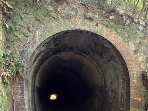 トンネルの入口はいろいろで、飽きません。