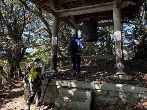 10丁目にある「極楽の鐘」・・・安全登山を祈念して、会長がひと撞き。