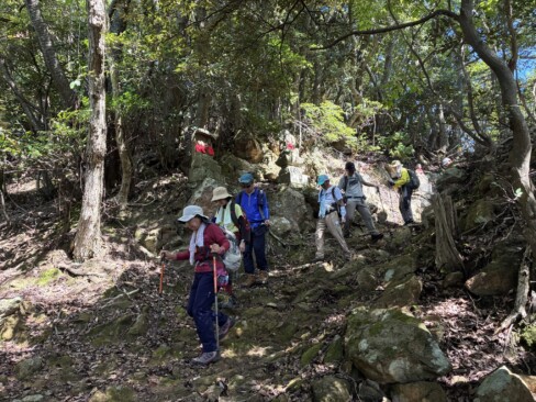 お地蔵様に見守られながら下山します。