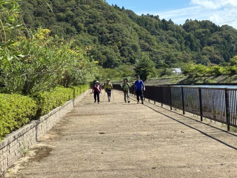 お寺から歩いて駐車場のある浜坂白馬公園に到着。