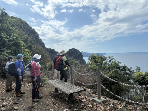 急峻な岸壁と青い海、いいですねえヾ(^v^)k