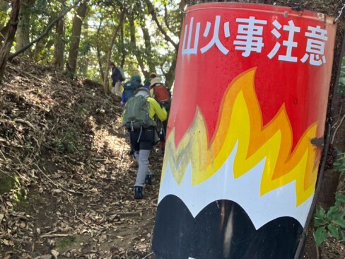 あと少しで山頂です。暑くなってきたけれど、ファイトです。
