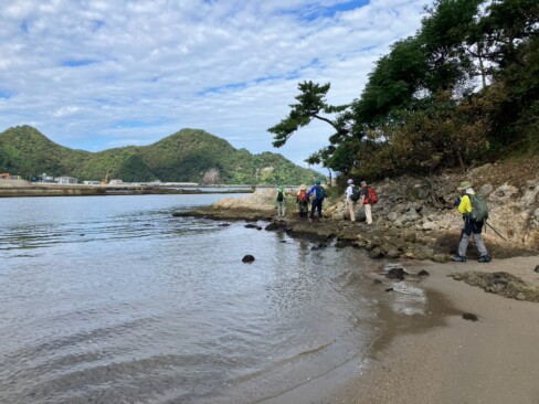 砂浜と岩場を越えて進みます。