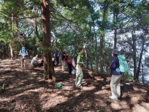 広く平らになっているところで休憩。お寺の建物の跡かな?