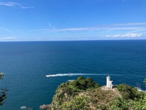 青い空と海、白い灯台と航跡。いいですね😃