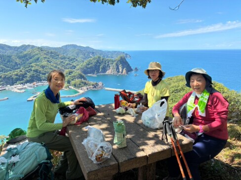 諸寄港を見下ろしながら、ゆっくりとランチタイム🍙